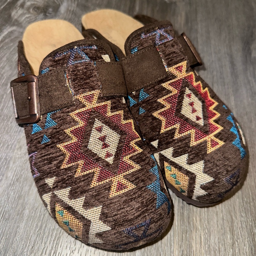 Western-theme clogs